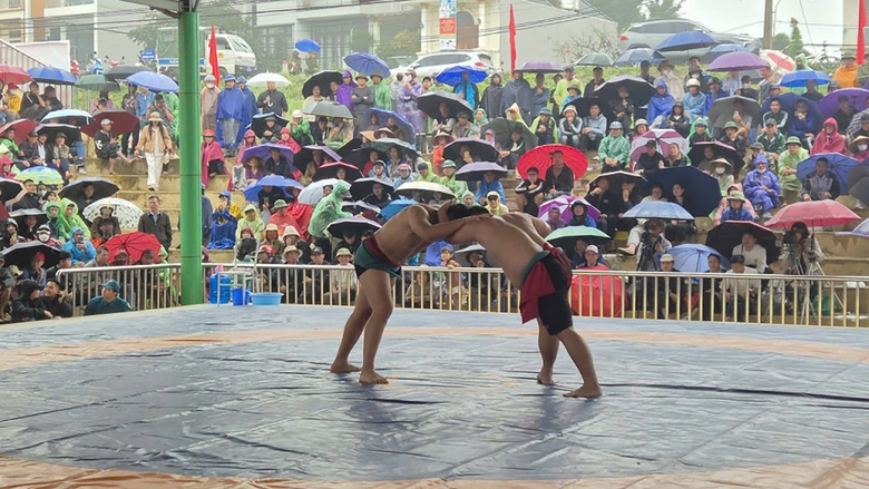 R&egrave;n sức khỏe, giữ bản sắc từ đấu vật, k&eacute;o co, bơi chải- Ảnh 1.