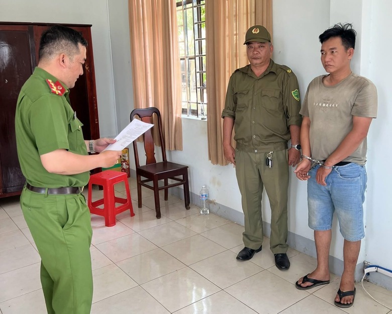 Bị bắt tạm giam vì dùng súng công cụ hỗ trợ và bình xịt hơi cay tấn công con nợ- Ảnh 1. Bị bắt tạm giam vì dùng súng công cụ hỗ trợ và bình xịt hơi cay tấn công con nợ- Ảnh 1.