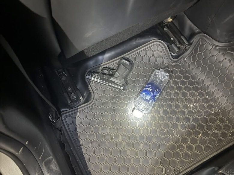 Bị bắt tạm giam vì dùng súng công cụ hỗ trợ và bình xịt hơi cay tấn công con nợ- Ảnh 4. Bị bắt tạm giam vì dùng súng công cụ hỗ trợ và bình xịt hơi cay tấn công con nợ- Ảnh 4.