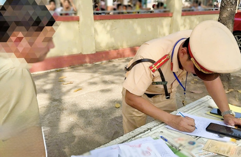 Xe 28 chỗ chở qu&aacute; 3 người, doanh nghiệp v&agrave; t&agrave;i xế xe kh&aacute;ch bị phạt 7,5 triệu đồng- Ảnh 1.