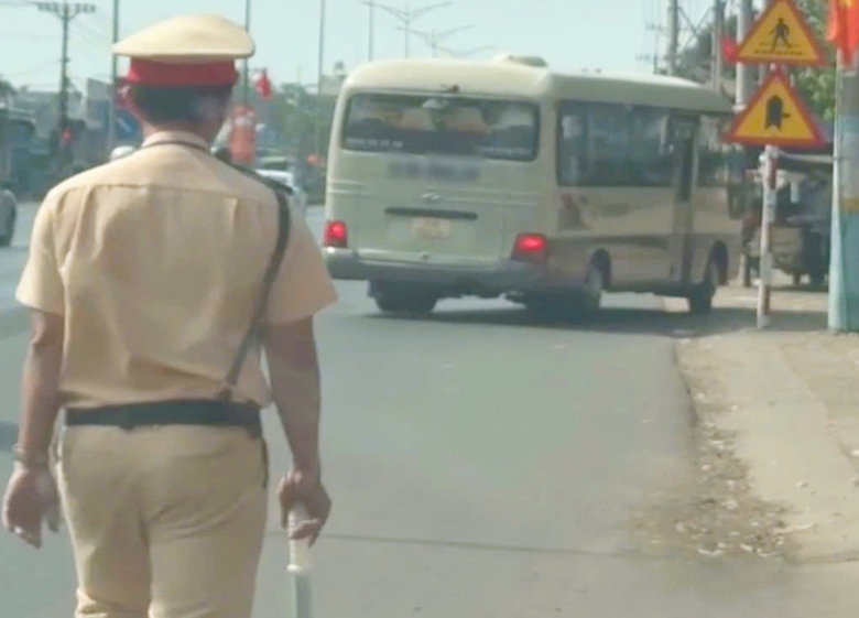 Xe 28 chỗ chở qu&aacute; 3 người, doanh nghiệp v&agrave; t&agrave;i xế xe kh&aacute;ch bị phạt 7,5 triệu đồng- Ảnh 2.