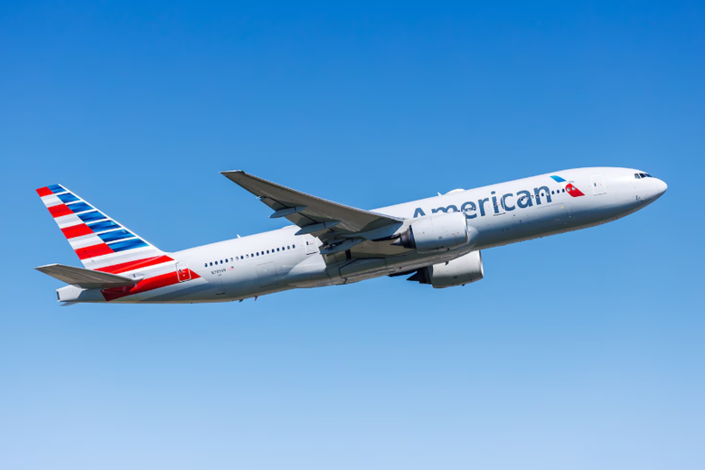 Colombia điều tra vết đạn tr&ecirc;n m&aacute;y bay của h&atilde;ng American Airlines- Ảnh 1.