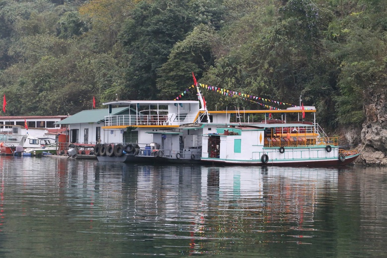 Nhiều t&agrave;u thuyền kh&ocirc;ng đủ điều kiện xuất bến, kh&aacute;ch du xu&acirc;n đền Th&aacute;c Bờ phải quay về- Ảnh 2.