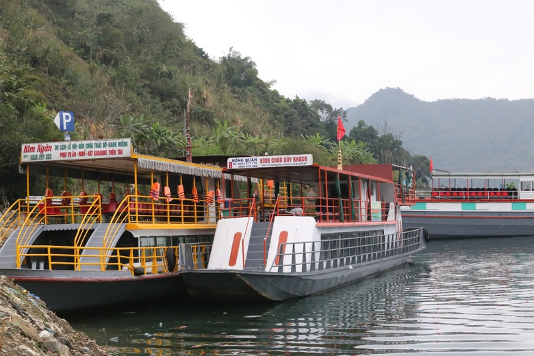 Nhiều t&agrave;u thuyền kh&ocirc;ng đủ điều kiện xuất bến, kh&aacute;ch du xu&acirc;n đền Th&aacute;c Bờ phải quay về- Ảnh 4.