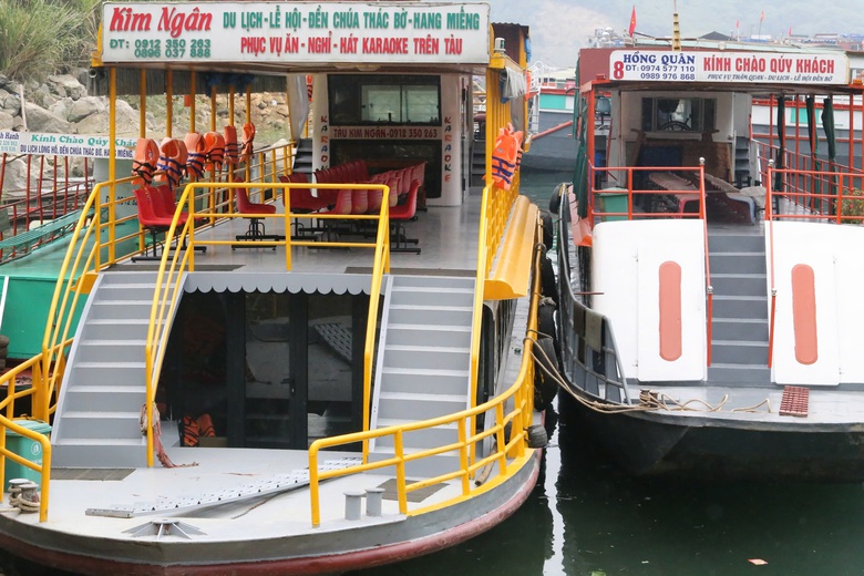 Nhiều t&agrave;u thuyền kh&ocirc;ng đủ điều kiện xuất bến, kh&aacute;ch du xu&acirc;n đền Th&aacute;c Bờ phải quay về- Ảnh 6.