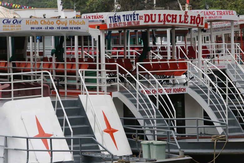 Nhiều t&agrave;u thuyền kh&ocirc;ng đủ điều kiện xuất bến, kh&aacute;ch du xu&acirc;n đền Th&aacute;c Bờ phải quay về- Ảnh 5.