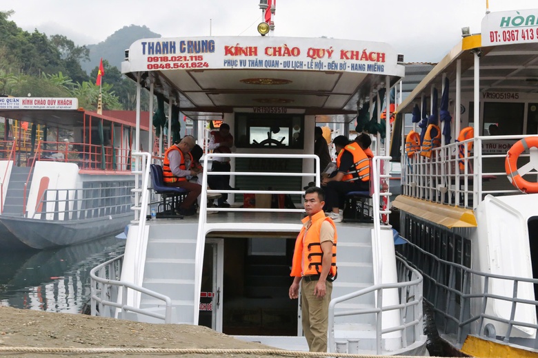 Nhiều t&agrave;u thuyền kh&ocirc;ng đủ điều kiện xuất bến, kh&aacute;ch du xu&acirc;n đền Th&aacute;c Bờ phải quay về- Ảnh 13.