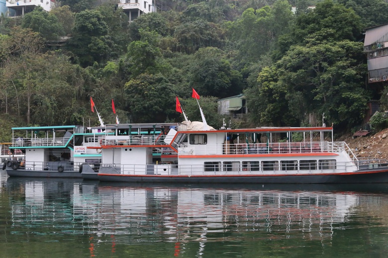 Nhiều t&agrave;u thuyền kh&ocirc;ng đủ điều kiện xuất bến, kh&aacute;ch du xu&acirc;n đền Th&aacute;c Bờ phải quay về- Ảnh 3.