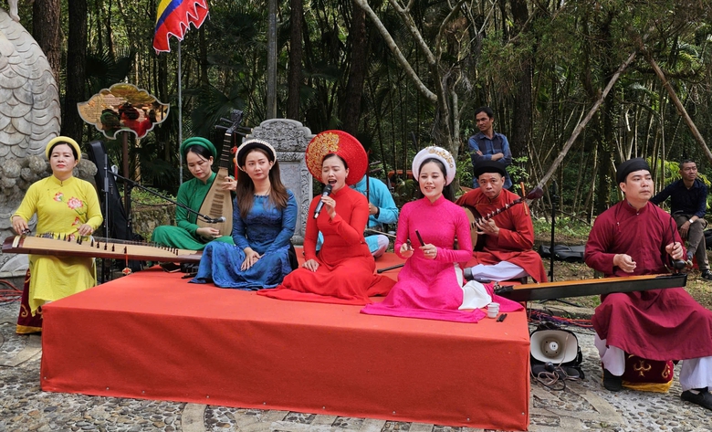 Huế: H&agrave;ng ngh&igrave;n du kh&aacute;ch d&acirc;ng hương khai hội Huyền Tr&acirc;n- Ảnh 8.