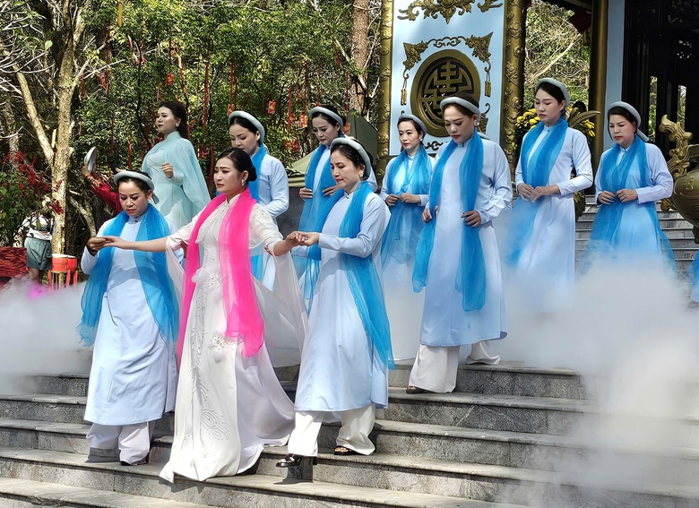 Huế: H&agrave;ng ngh&igrave;n du kh&aacute;ch d&acirc;ng hương khai hội Huyền Tr&acirc;n- Ảnh 12.