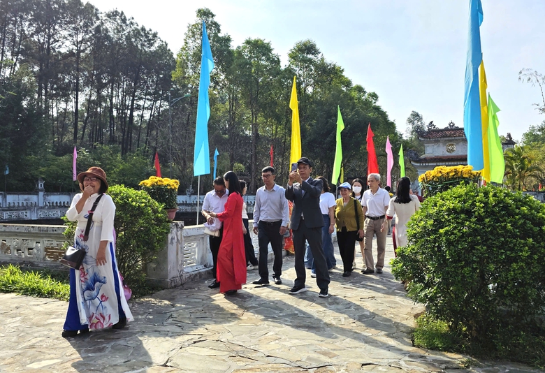 Huế: H&agrave;ng ngh&igrave;n du kh&aacute;ch d&acirc;ng hương khai hội Huyền Tr&acirc;n- Ảnh 3.