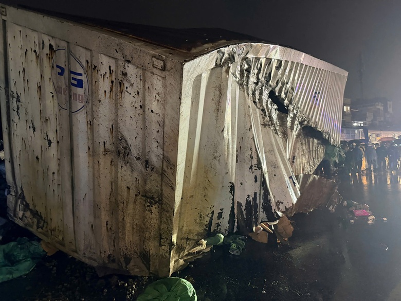 Hiện trường vụ tai nạn đường sắt khiến t&agrave;i xế &ocirc; t&ocirc; tử vong, một người bị thương ở Ngọc Hồi- Ảnh 9.