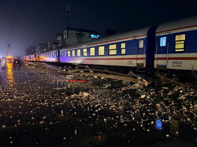 Hiện trường vụ tai nạn đường sắt khiến t&agrave;i xế &ocirc; t&ocirc; tử vong, một người bị thương ở Ngọc Hồi- Ảnh 6.