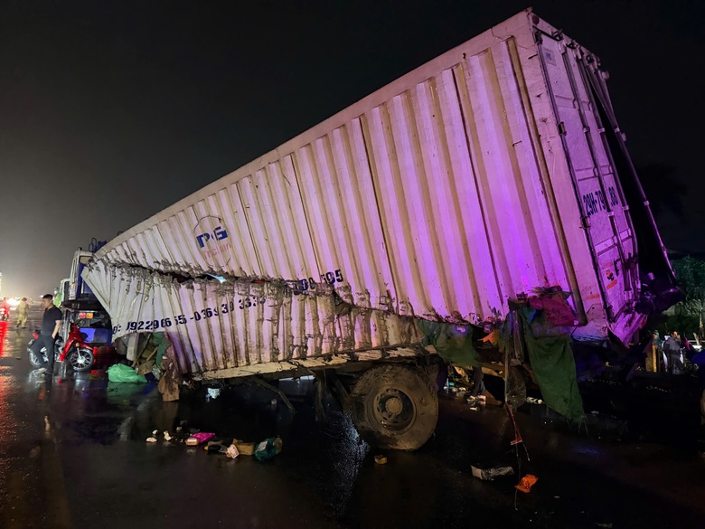 Hiện trường vụ tai nạn đường sắt khiến t&agrave;i xế &ocirc; t&ocirc; tử vong, một người bị thương ở Ngọc Hồi- Ảnh 4.