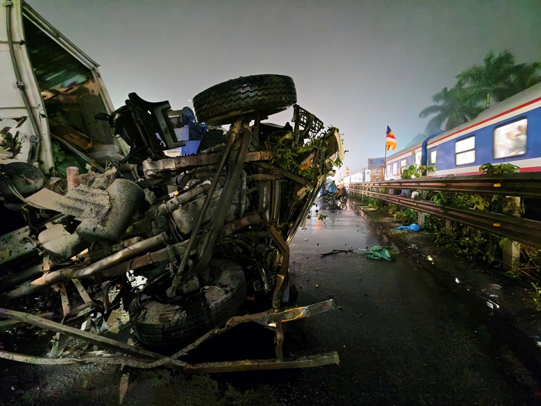 Hiện trường vụ tai nạn đường sắt khiến t&agrave;i xế &ocirc; t&ocirc; tử vong, một người bị thương ở Ngọc Hồi- Ảnh 5.