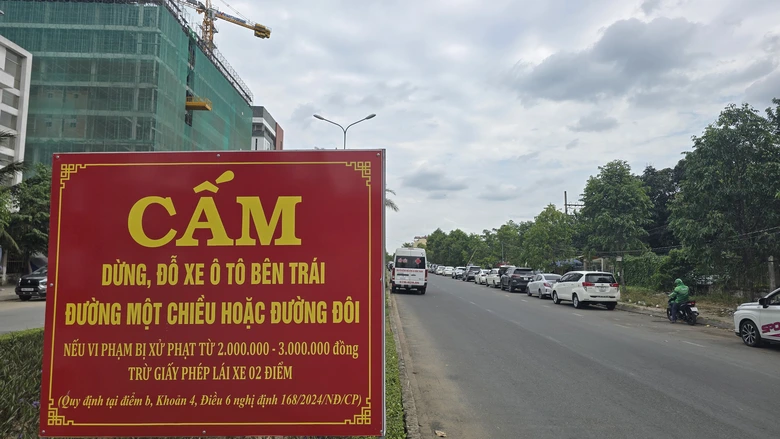 Xử l&yacute; t&igrave;nh trạng đỗ xe quanh Bệnh viện SIS Cần Thơ sau phản &aacute;nh của B&aacute;o X&acirc;y dựng- Ảnh 1.