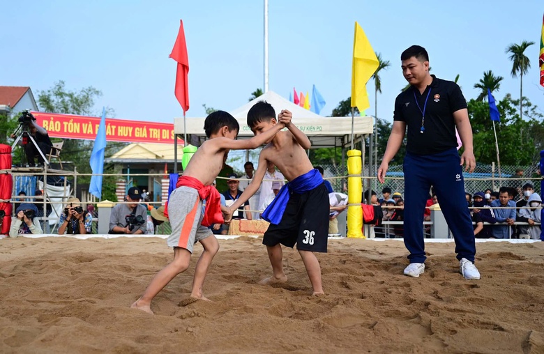 Tưng bừng hội vật truyền thống làng Sình hơn 200 năm ở Huế- Ảnh 11. Tưng bừng hội vật truyền thống làng Sình hơn 200 năm ở Huế- Ảnh 11.