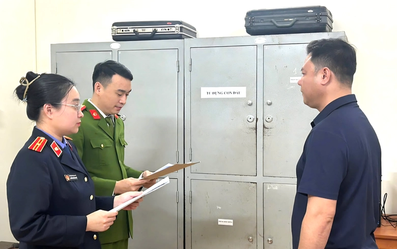 Khởi tố đối tượng "chặn đầu, kh&oacute;a đu&ocirc;i" xe g&acirc;y b&atilde;o mạng ở H&agrave; Tĩnh- Ảnh 1.