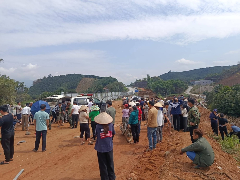 Ô tô con văng khỏi cao tốc Nội Bài - Lào Cai, hai người bị thương nặng- Ảnh 2. Ô tô con văng khỏi cao tốc Nội Bài - Lào Cai, hai người bị thương nặng- Ảnh 2.