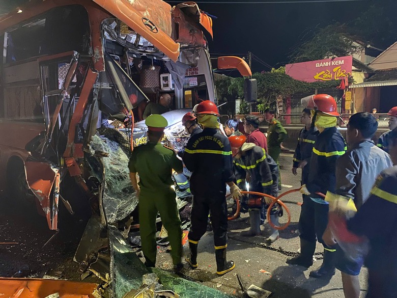 Công an Quảng Ngãi nỗ lực giải cứu tài xế xe khách mắc kẹt trong ca bin sau tai nạn- Ảnh 2. Công an Quảng Ngãi nỗ lực giải cứu tài xế xe khách mắc kẹt trong ca bin sau tai nạn- Ảnh 2.