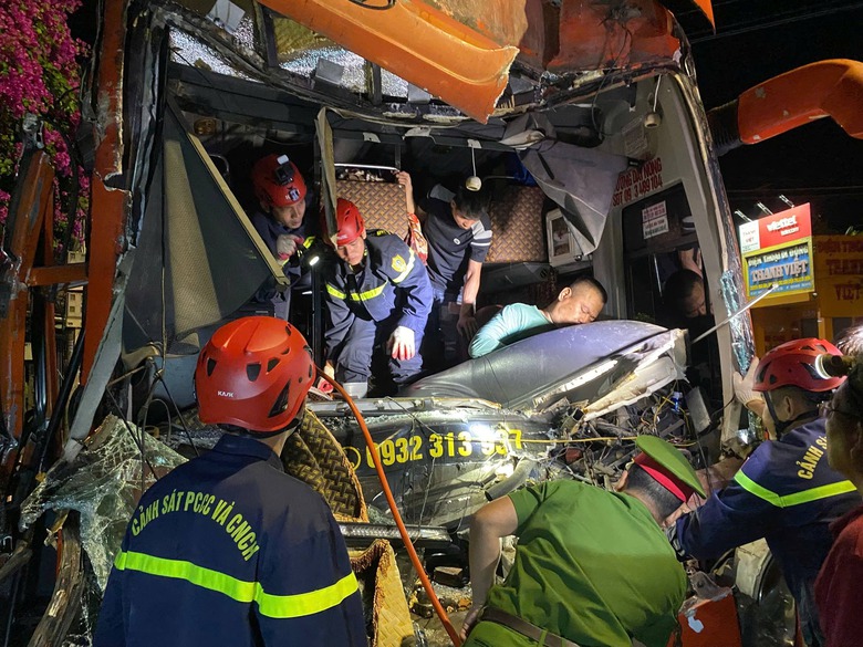 Công an Quảng Ngãi nỗ lực giải cứu tài xế xe khách mắc kẹt trong ca bin sau tai nạn- Ảnh 1. Công an Quảng Ngãi nỗ lực giải cứu tài xế xe khách mắc kẹt trong ca bin sau tai nạn- Ảnh 1.