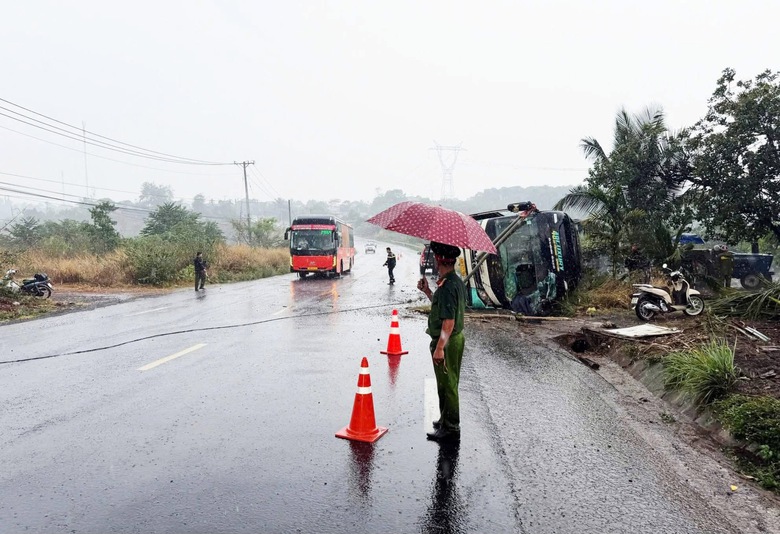Xe kh&aacute;ch lật trong mưa lớn, 1 người tử vong, 2 người bị thương- Ảnh 2.