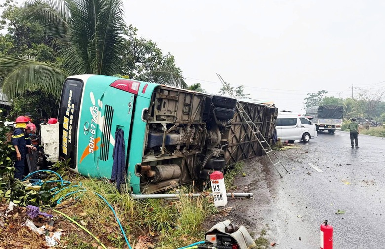 Xe kh&aacute;ch lật trong mưa lớn, 1 người tử vong, 2 người bị thương- Ảnh 1.