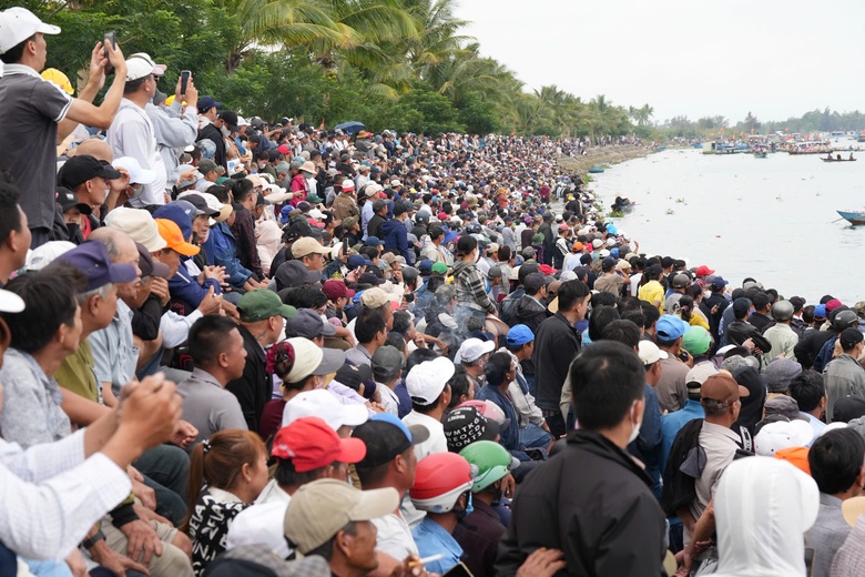 Người d&acirc;n, du kh&aacute;ch Đ&agrave; Nẵng s&ocirc;i nổi theo d&otilde;i giải đua thuyền ở biển Cửa Đại, Hội An- Ảnh 5.