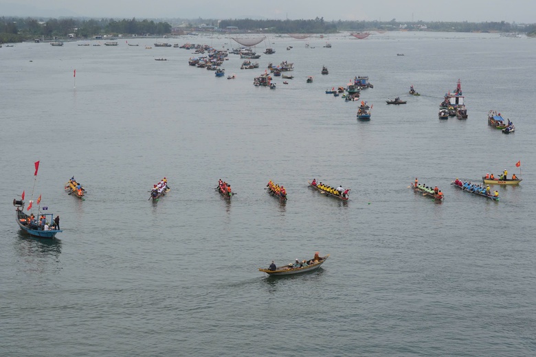 Người d&acirc;n, du kh&aacute;ch Đ&agrave; Nẵng s&ocirc;i nổi theo d&otilde;i giải đua thuyền ở biển Cửa Đại, Hội An- Ảnh 1.