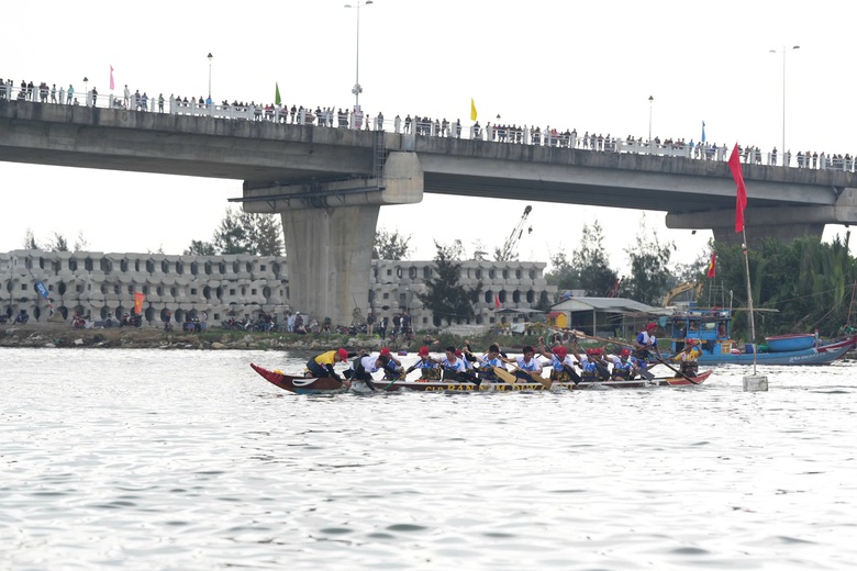 Người d&acirc;n, du kh&aacute;ch Đ&agrave; Nẵng s&ocirc;i nổi theo d&otilde;i giải đua thuyền ở biển Cửa Đại, Hội An- Ảnh 6.