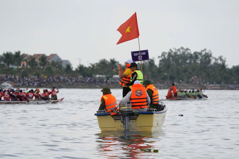 Người d&acirc;n, du kh&aacute;ch Đ&agrave; Nẵng s&ocirc;i nổi theo d&otilde;i giải đua thuyền ở biển Cửa Đại, Hội An- Ảnh 7.