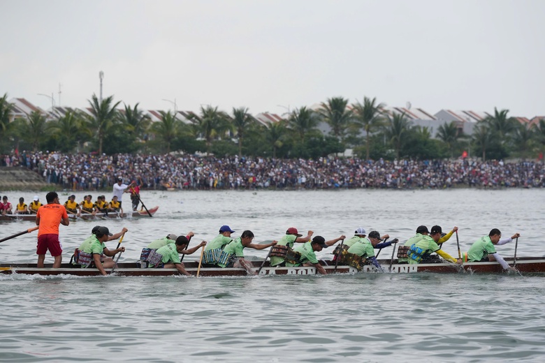 Người d&acirc;n, du kh&aacute;ch Đ&agrave; Nẵng s&ocirc;i nổi theo d&otilde;i giải đua thuyền ở biển Cửa Đại, Hội An- Ảnh 2.