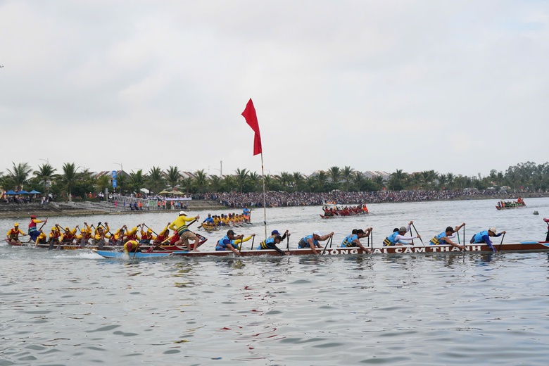 Người d&acirc;n, du kh&aacute;ch Đ&agrave; Nẵng s&ocirc;i nổi theo d&otilde;i giải đua thuyền ở biển Cửa Đại, Hội An- Ảnh 4.