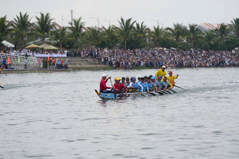 Người d&acirc;n, du kh&aacute;ch Đ&agrave; Nẵng s&ocirc;i nổi theo d&otilde;i giải đua thuyền ở biển Cửa Đại, Hội An- Ảnh 3.