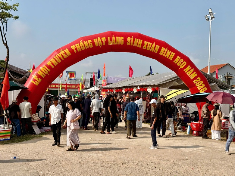 Tưng bừng hội vật truyền thống làng Sình hơn 200 năm ở Huế- Ảnh 2. Tưng bừng hội vật truyền thống làng Sình hơn 200 năm ở Huế- Ảnh 2.