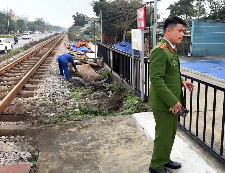 Ninh Bình: Đóng bốn lối đi tự mở qua đường sắt tuyến Bắc - Nam đoạn phường Trường Thi- Ảnh 1. Ninh Bình: Đóng bốn lối đi tự mở qua đường sắt tuyến Bắc - Nam đoạn phường Trường Thi- Ảnh 1.