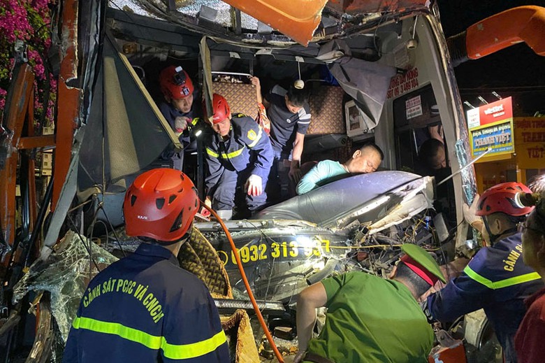 Cán bộ chiến sỹ Công an tỉnh Quảng Ngãi nỗ lực đưa tài xế ra khỏi xe. Cán bộ chiến sỹ Công an tỉnh Quảng Ngãi nỗ lực đưa tài xế ra khỏi xe.