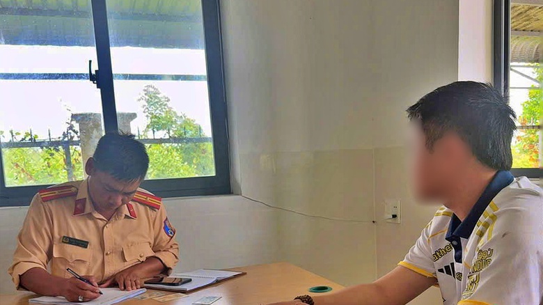 C&agrave; Mau: Xử l&yacute; thanh ni&ecirc;n chạy xe kh&ocirc;ng đội mũ bảo hiểm, đăng TikTok c&acirc;u view- Ảnh 1.