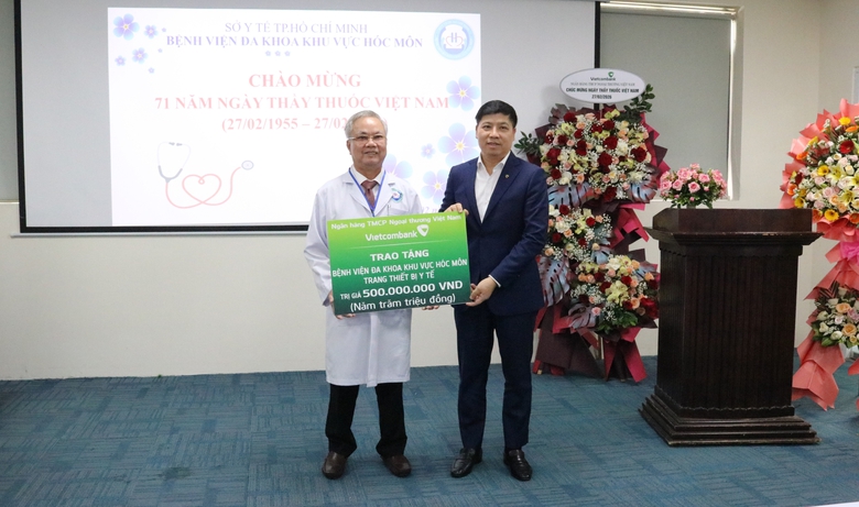 Vietcombank hỗ trợ 1 tỷ đồng thiết bị y tế, trao 200 suất qu&agrave; tại H&oacute;c M&ocirc;n v&agrave; Củ Chi- Ảnh 1.