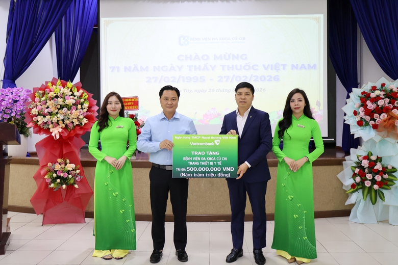 Vietcombank hỗ trợ 1 tỷ đồng thiết bị y tế, trao 200 suất qu&agrave; tại H&oacute;c M&ocirc;n v&agrave; Củ Chi- Ảnh 3.