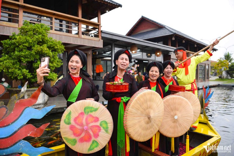 Du kh&aacute;ch th&iacute;ch th&uacute; trải nghiệm h&aacute;t quan họ tr&ecirc;n mạn thuyền.