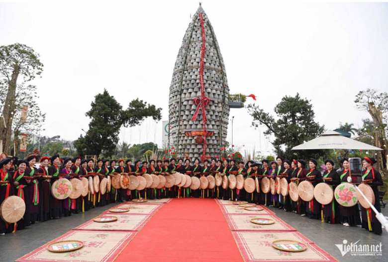 Du kh&aacute;ch mặc &aacute;o tứ th&acirc;n chụp ảnh b&ecirc;n Th&aacute;p Thần N&ocirc;ng.