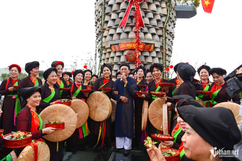 Du kh&aacute;ch h&agrave;o hứng chụp ảnh trong trang phục &aacute;o tứ th&acirc;n, n&oacute;n quai thao.