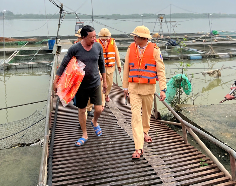 CSGT trao &aacute;o phao cho d&acirc;n ch&agrave;i mưu sinh tr&ecirc;n s&ocirc;ng Hồng- Ảnh 2.