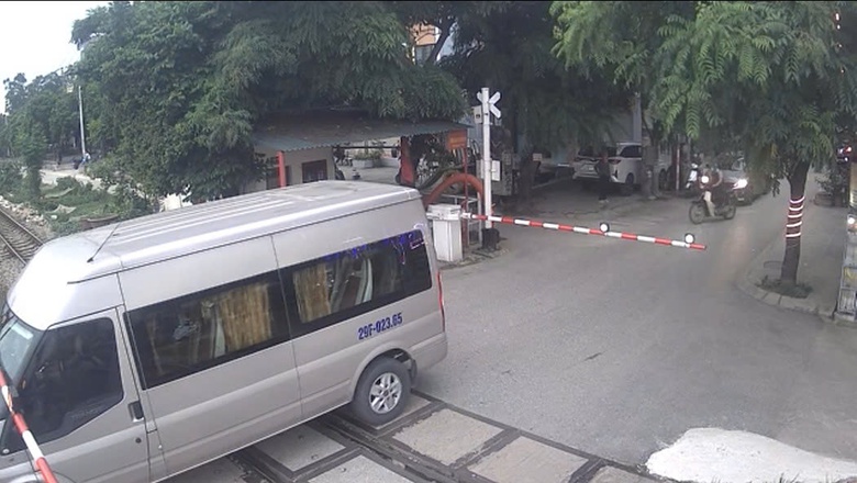 Hơn 200 vụ vượt ẩu qua đường sắt chỉ trong một năm: Hiểm họa rình rập từ sự chủ quan- Ảnh 1. Hơn 200 vụ vượt ẩu qua đường sắt chỉ trong một năm: Hiểm họa rình rập từ sự chủ quan- Ảnh 1.