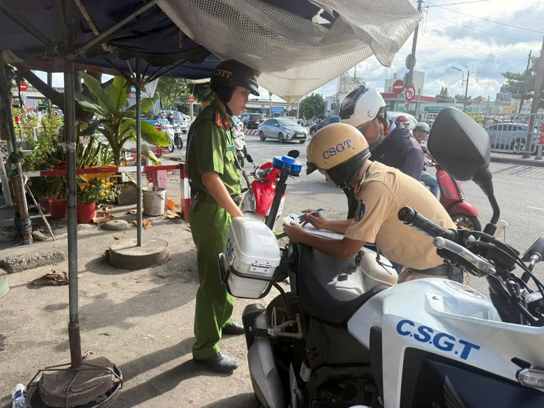 TP.HCM: CSGT xử l&yacute; nhiều trường hợp vi phạm an to&agrave;n giao th&ocirc;ng đường sắt- Ảnh 1.