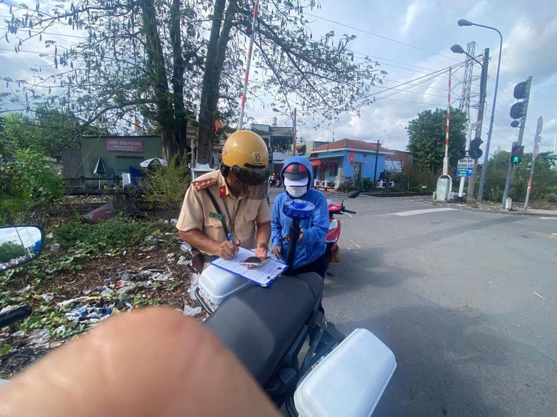 TP.HCM: CSGT xử l&yacute; nhiều trường hợp vi phạm an to&agrave;n giao th&ocirc;ng đường sắt- Ảnh 2.