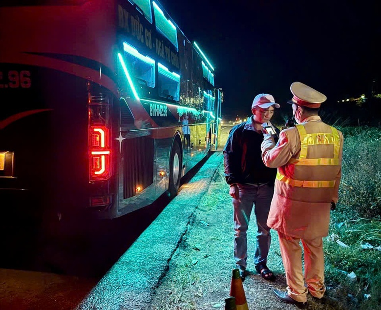 Gia Lai: Xử l&yacute; h&agrave;ng loạt xe kh&aacute;ch chở qu&aacute; tải, vi phạm tốc độ dịp lễ hội xu&acirc;n- Ảnh 2.