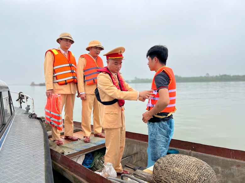 CSGT trao &aacute;o phao cho d&acirc;n ch&agrave;i mưu sinh tr&ecirc;n s&ocirc;ng Hồng- Ảnh 4.