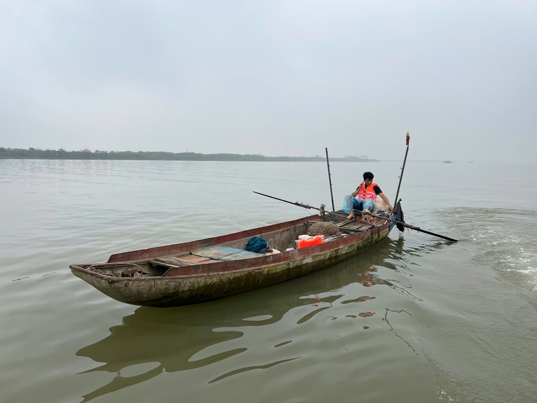 CSGT trao &aacute;o phao cho d&acirc;n ch&agrave;i mưu sinh tr&ecirc;n s&ocirc;ng Hồng- Ảnh 6.